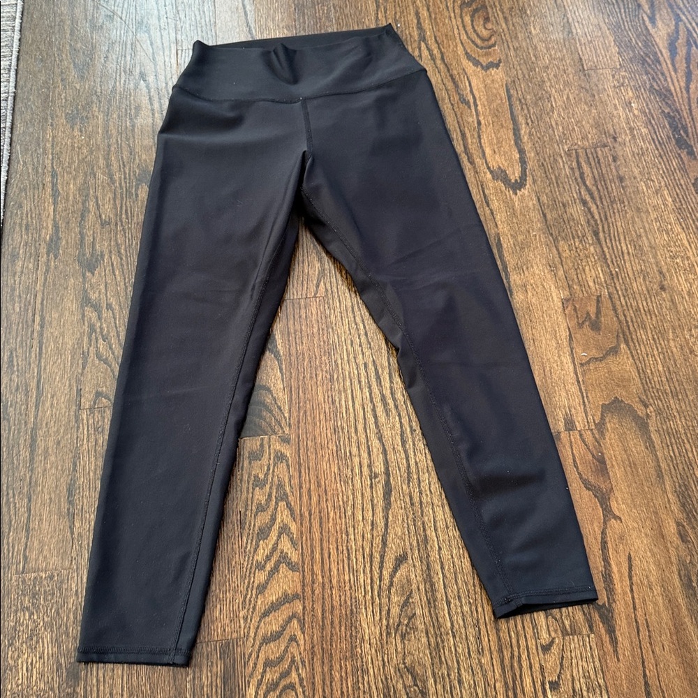 ALO Yoga Black Leggings Airlift 7/8 see pics for signs of wear.